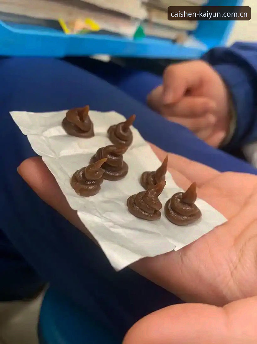 上个月，刘叔突然给我发来一条消息，说他在手机里捣鼓了半天，愣是没找到那个所谓的"官方入口"。他注册的账号倒是不少，可每次点进去都感觉界面不对劲，不是卡顿就是数据对不上。他问我："你说，这些个版本到底哪个才是真的？"我回他一句："你找的不是版本，是入口本身。"这话听起来绕，其实直指一个核心问题——很多人把"下载个APP"等同于"找到了正确的门"，结果花时间折腾半天，连门都没摸准。